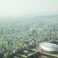 台北の街並みと高層ビルが立ち並ぶ都市景観の写真
