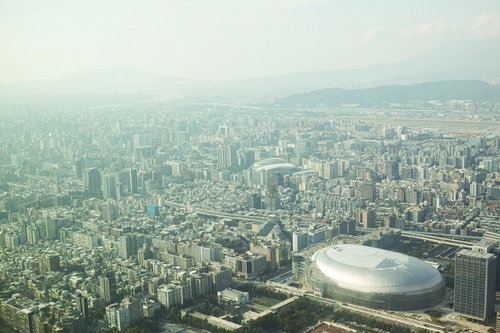 台北の街並みと高層ビルが立ち並ぶ都市景観