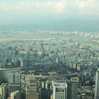 霞む台北の街並みと高層ビル群（台湾）の都市景観の写真