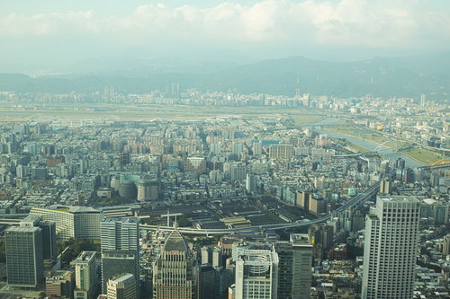 霞む台北の街並みと高層ビル群（台湾）の都市景観