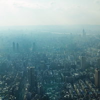 台北の街並みに降り注ぐ日の光と霞がかかる都市風景の写真