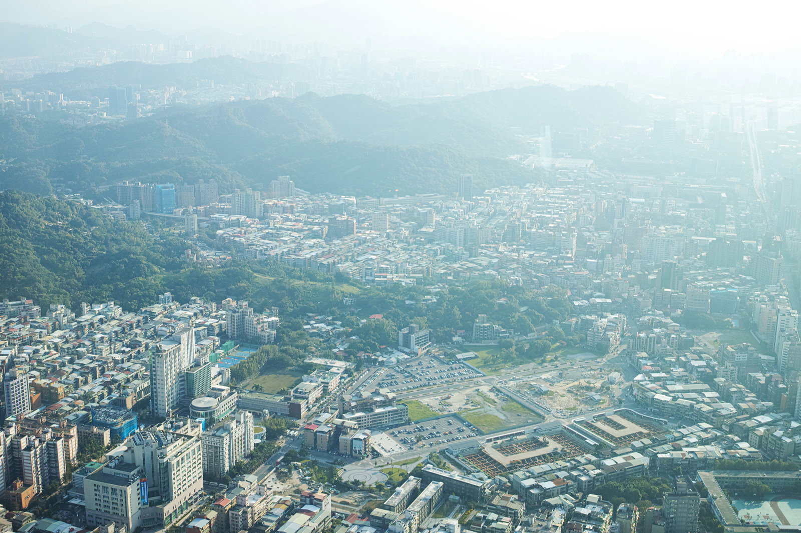 台湾台北市の山間部から見下ろした都市全景と自然の風景