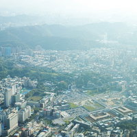 台北の自然と街並み、霞の中に映る台湾の首都の写真