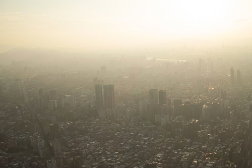 光に包まれる台北の街並み（台湾）の朝景色