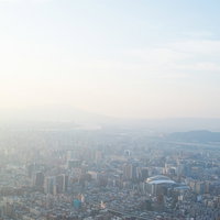 霞む空と街並み・台北の都市景観 - 高層ビルが立ち並ぶ台湾の街の写真