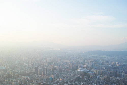 霞む空と街並み・台北の都市景観 - 高層ビルが立ち並ぶ台湾の街