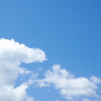 鮮やかな青空に浮かぶ白い雲の写真