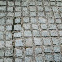 不揃いな大きさの石材タイルで舗装された地面（テキスチャ）の写真