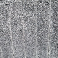上下に傷が残るグレーのコンクリート壁のテクスチャの写真