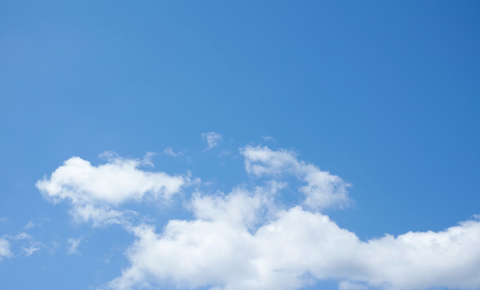 晴れた青空と広がる雲