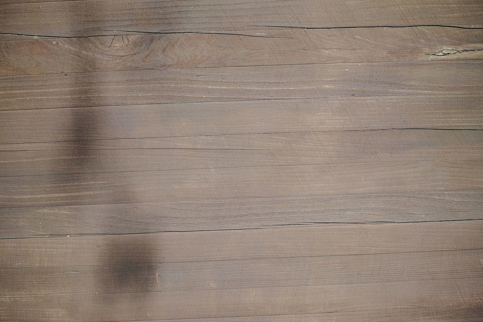 横に並んだ木材の板に美しい木目模様が映える自然素材