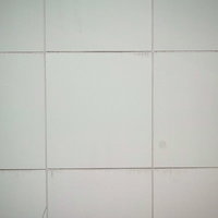 グレーの大きいサイズのタイル壁（テキスチャー）の写真