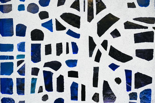 お洒落な青と白のモザイク模様の立体的な外壁デザイン