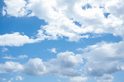 白い雲が多めに浮かぶ青空の