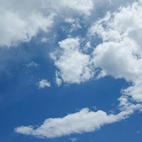 空に増えていく白い雲と青空の風景の写真