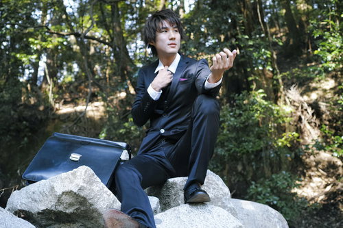 イケてるスーツ組が岩場で外回りの休憩をリフレッシュ