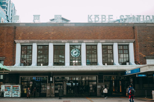 神戸駅前の赤煉瓦レトロ建築に設置された時計