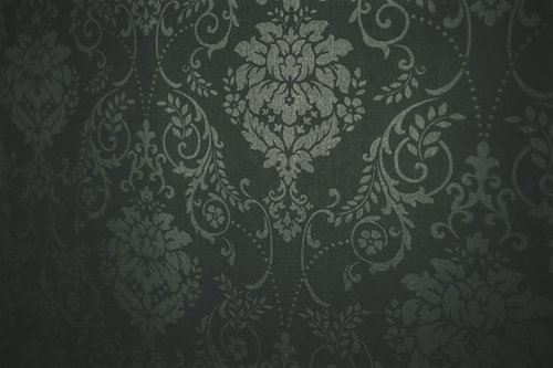 暗闇に浮かび上がるダマスク調の壁紙テクスチャー