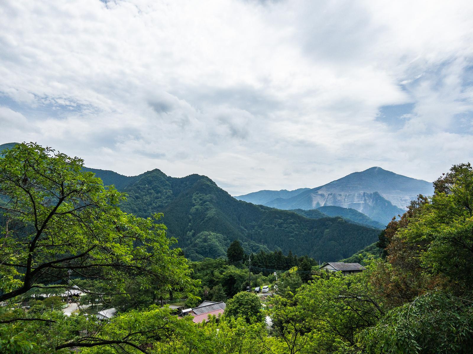 武甲山を背景に緑の山々が連なる芦ヶ久保からの風景