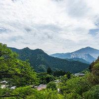 芦ヶ久保から眺める武甲山と緑の山並みの写真