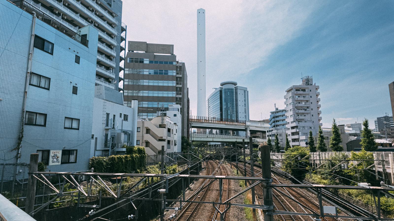 堀之内橋から見た複数の鉄道線路と周囲のマンション、送電塔