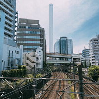 堀之内橋から見える鉄道線路と都市風景、踏切と高架橋の写真