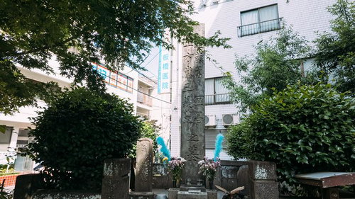 近藤勇と新選組隊士の墓地に立つ歴史碑と苔むした墓石