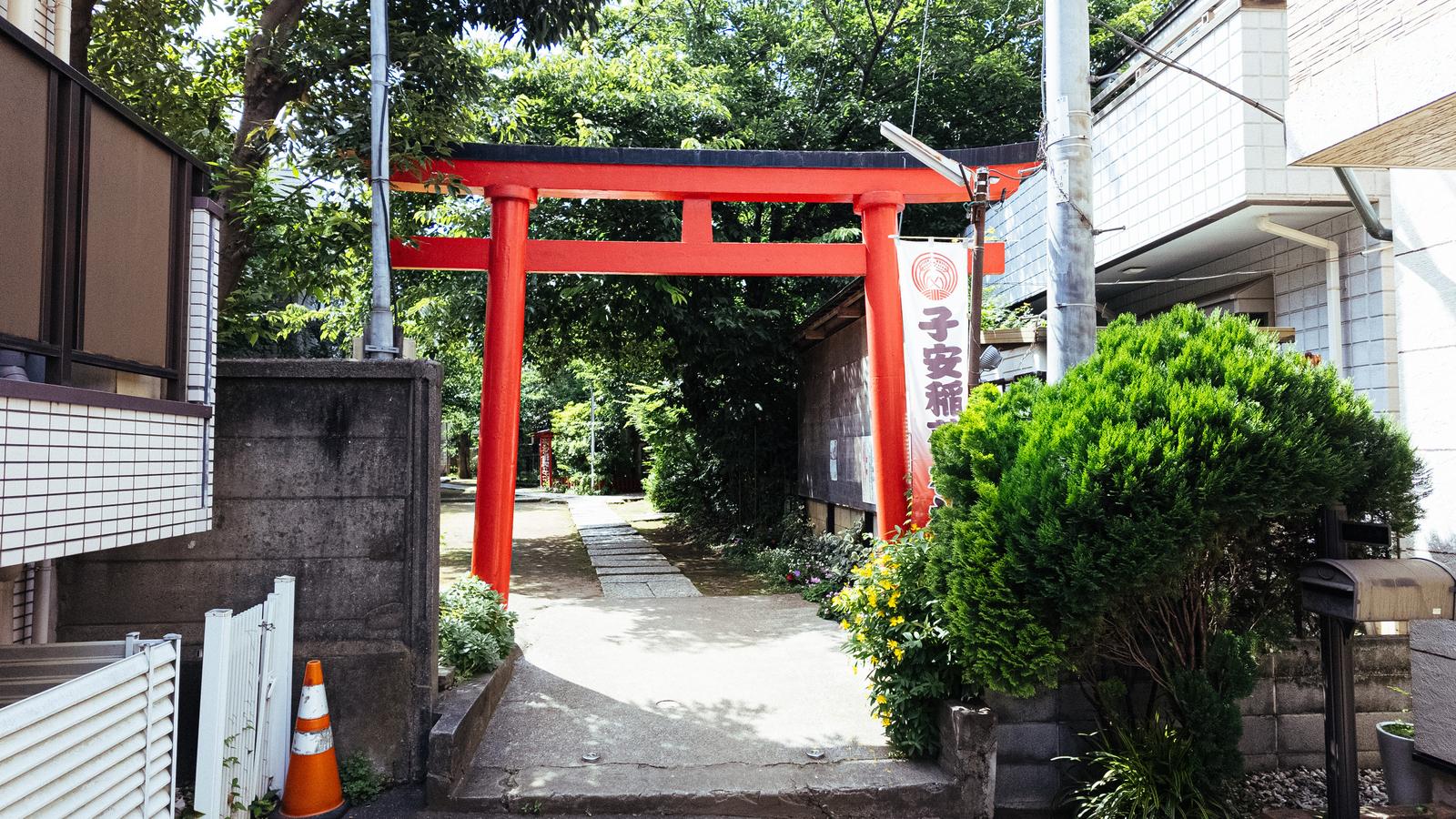 子安稲荷神社の赤い鳥居をくぐる参拝者向けの参道