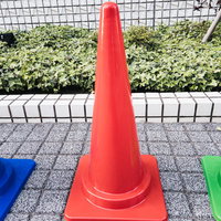 赤の三角コーン（カラーコーン）の写真