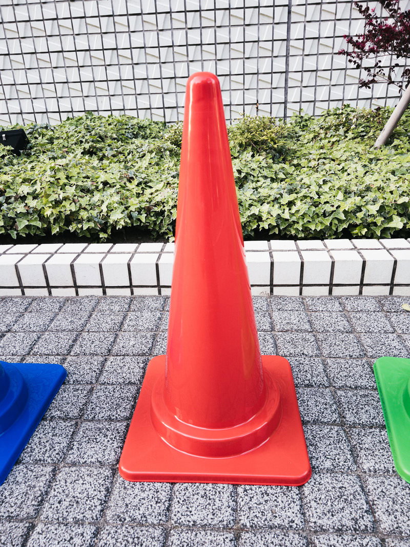 赤いカラーコーンが地面に立っている