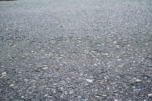 細かい石や砂利が混じったアスファルトの路面テクスチャー