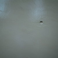 塗装されたばかりのコンクリート壁のセパ穴の写真