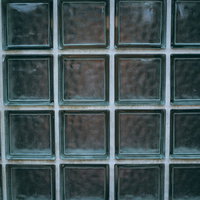 透明なガラスブロックが格子状に並ぶ建材の壁の写真