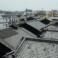 屋根瓦が密集する住宅街の景観 - 日本の伝統的な町並みの写真