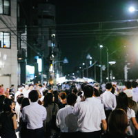 天神祭の路上に集まる人混みの写真