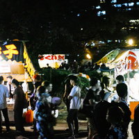 天神祭りの夏の屋台街：提灯が灯る夜の縁日風景の写真