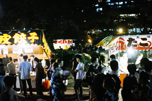 天神祭りの夏の屋台街：提灯が灯る夜の縁日風景