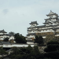 日本の城跡・姫路城の天守群と石垣の建築遺産の写真