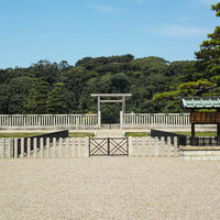 日本最大の古墳・仁徳天皇陵大仙陵古墳の拝所と鳥居の写真