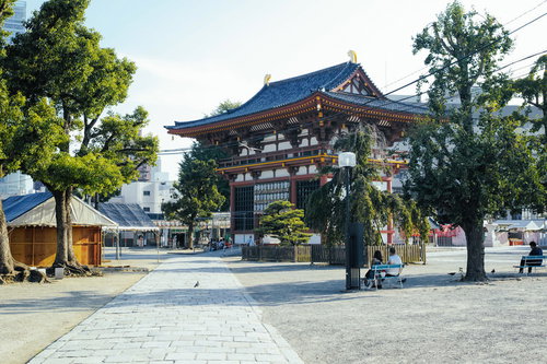 聖徳太子建立の四天王寺の本堂と石畳の参道