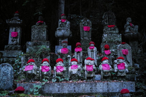 赤い帽子とよだれかけを身に着けたお地蔵様