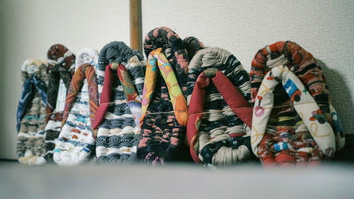 壁に立てかけられた布草履と布わらじの並び