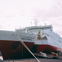 停泊している「こうべエキスプレス」の写真