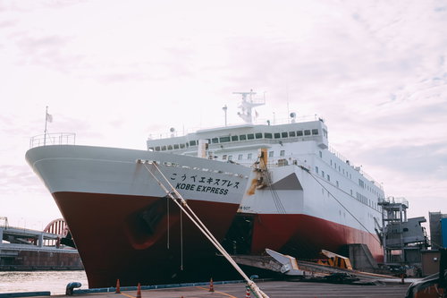 停泊している「こうべエキスプレス」