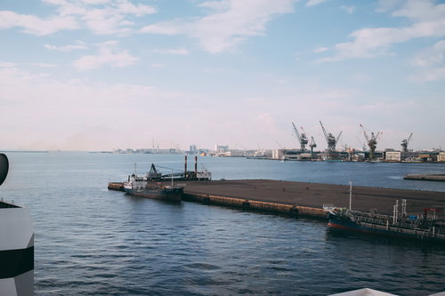 晴れた空と埠頭に停泊している船舶が見える港