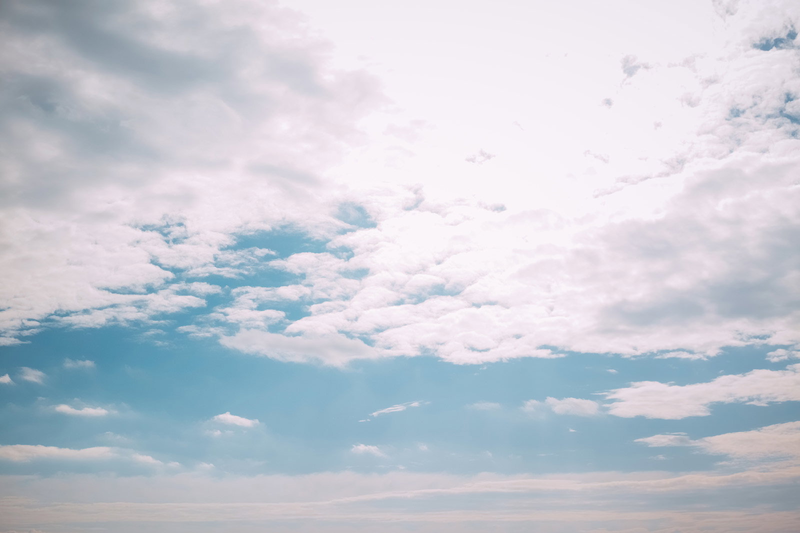 青空に白い雲が流れている自然の風景