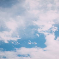 晴れた青空に浮かぶ白い積雲のの写真