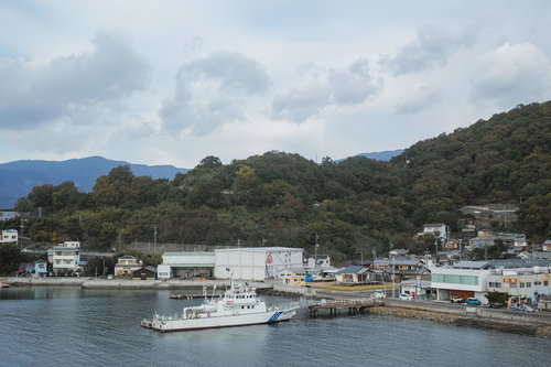波止場に停泊する巡視艇