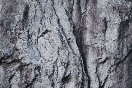 人の顔に見えてくる岩肌のテクスチャー