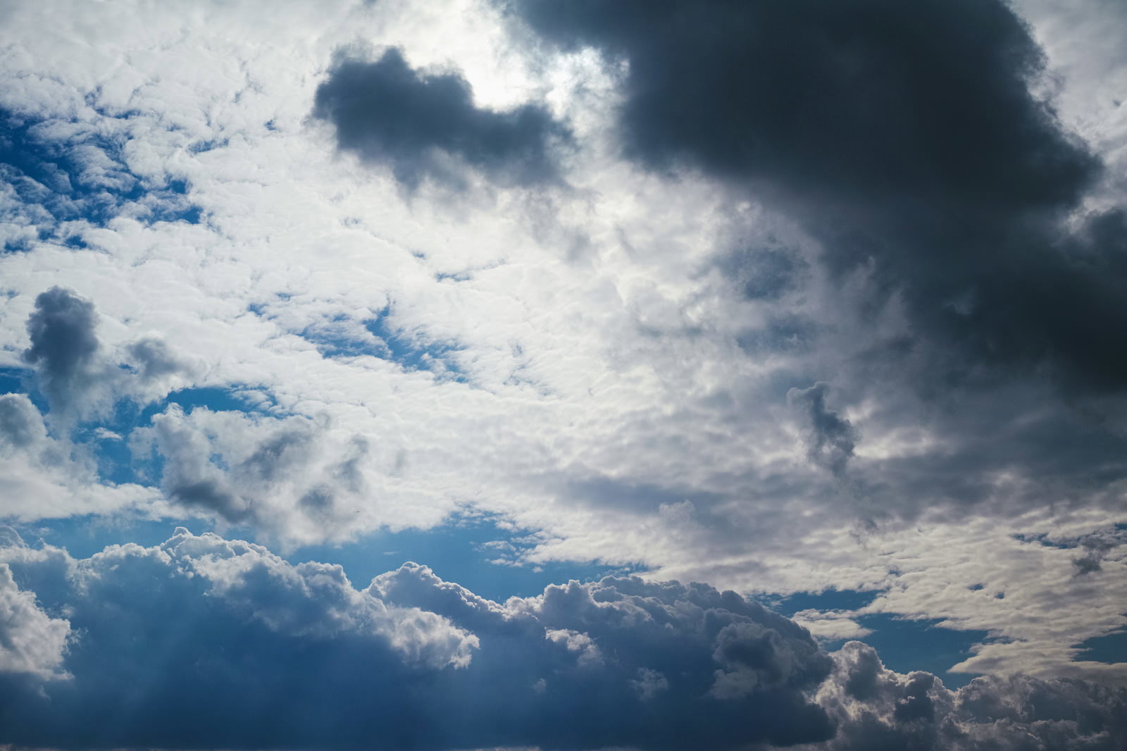 厚い灰色の雲に覆われた曇り空の風景